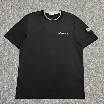 S# Moncler 盟可睐/蒙口 双领刺绣短袖 真正原版购回开发 高端零售专供 品质保证 100%放心出街 编号:20YDEF77 面料:21支精梳棉平纹,190克,成分100%棉 黑色罗纹领:21支精梳棉1x1罗纹,280克 灰色罗纹领:32支精棉索罗娜1×1罗纹,280克(领子材质、颜色、厚度与原版相同!) 独家定织定染100%精梳棉棉纱,对版打色定染,开发时长1个月.大货面料手感柔软舒适,布面品质克重,与原版面料相同! 刺绣工艺:采用日本进口“百灵达”多头式刺绣机台绣花,奢侈品大牌御用机台.刺绣图案更缜密,更美观! 绣花缝纫线:独家订购英国“Coats”高士线,国际知名品牌,世界领先的缝纫线制造商.(本款所用进口绣花缝纫线,成本是普通国产绣花线几十倍价格,非常昂贵!) 100%还原zp刺绣工艺,对版1:1扫描开发胸前字母“logo”刺绣图案.大货刺绣图案,历经数十版线色、细节调整,整体形状、大小、材质,均做到能与原版媲美! 选线,改刺绣细节,打了10多版样,调度了进口绣花线来做,才达到原版一样效果!一线难得! 对版定做袖口章仔徽标,特定“米黄色”毛毡材料,精选红、蓝刺绣线,百灵达精工刺绣,与原版相同.(市面很多用的这个底座材料,比原版要偏白很多!) 纯手工缝标、针穿吊钟,大牌奢侈品级别做法才有的最高仪式—由资深工匠师傅纯手工缝标,在“领标”左右上方,只出现2个针缝点,与原版细节相同.这种做法,非常费时间,人力成本也高,手缝一件衣服领标,需要5-8分钟时间! (市面普通工厂做法,为了节省时间以及成本,绝大部分会选择使用机台随便把标车死,很难看!) 整件短袖,车工做法,多重细节把控,全部对照原版还原!